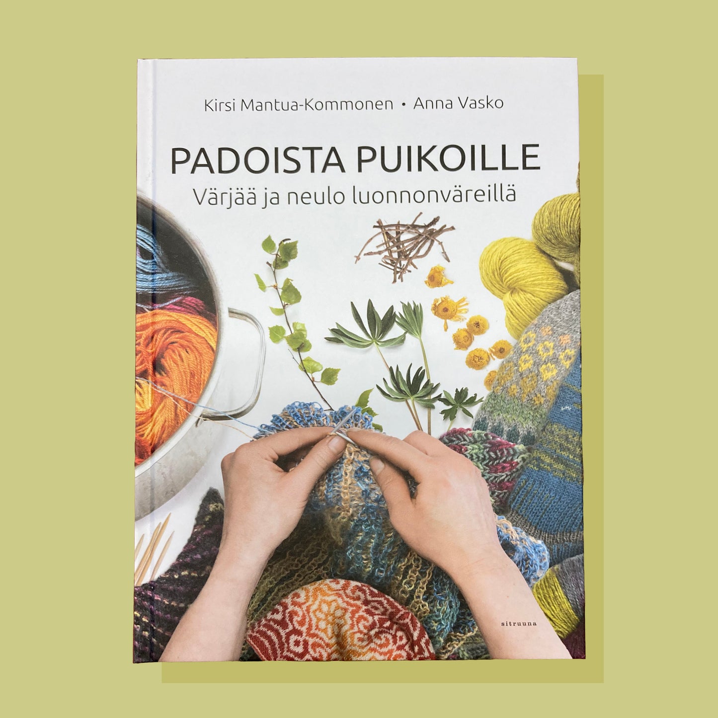 Padoista puikoille - Värjää ja neulo luonnonväreillä -kirja - Taito Lappi -Taito Shop Rovaniemi