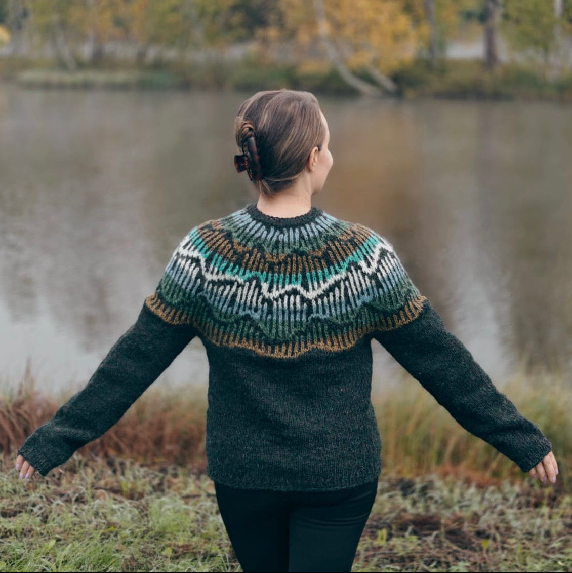 Aalto-kaarrokeneule, jossa kuviona revontulimainen kuvio, kuvattuna takaa