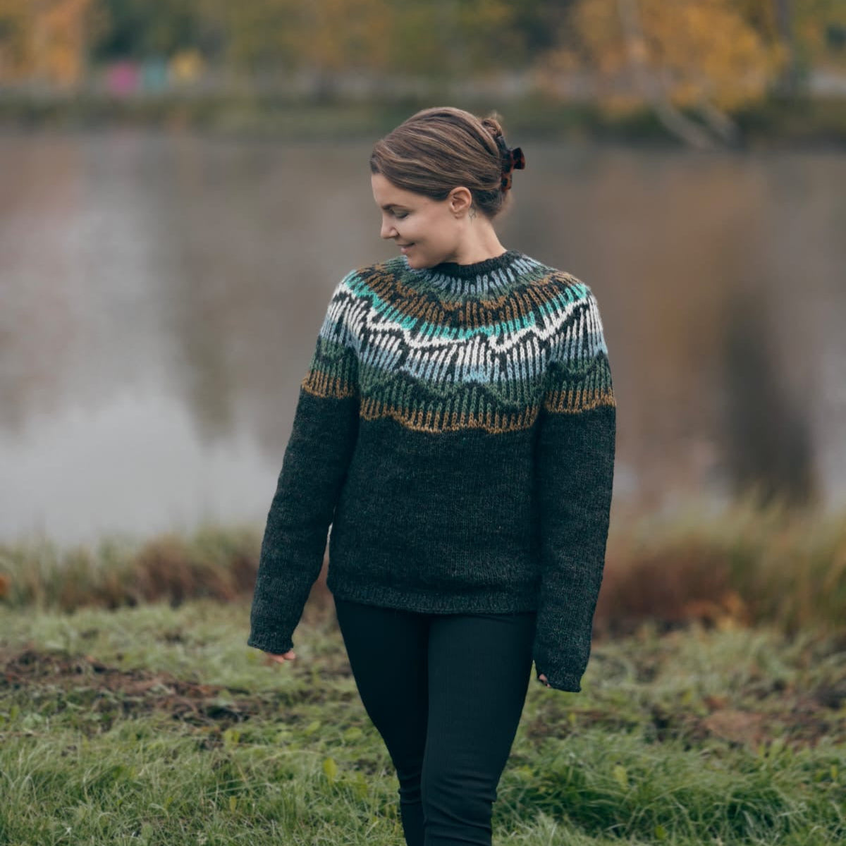 Aalto-kaarrokeneule, jossa kuviona revontulimainen kuvio