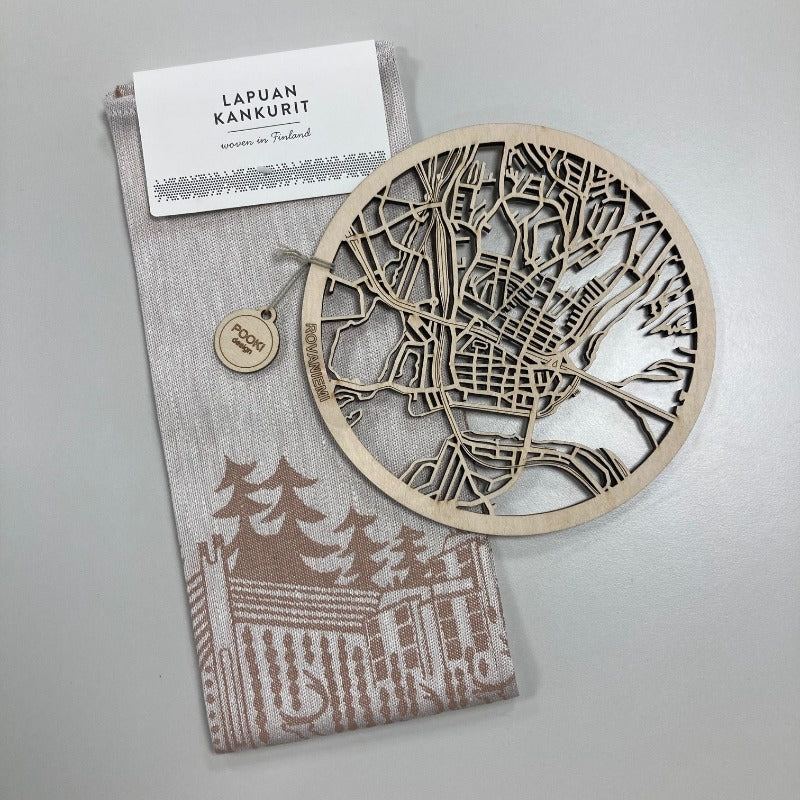 Setti Rovaniemi pyyhe ja pannunalunen, kaneli - Taito Lappi - Taito Shop Rovaniemi
