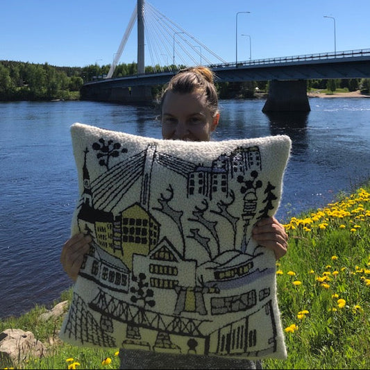 Tuftattu Rovaniemi-tyyny naisen sylissä, Jätkänkynttilän edessä