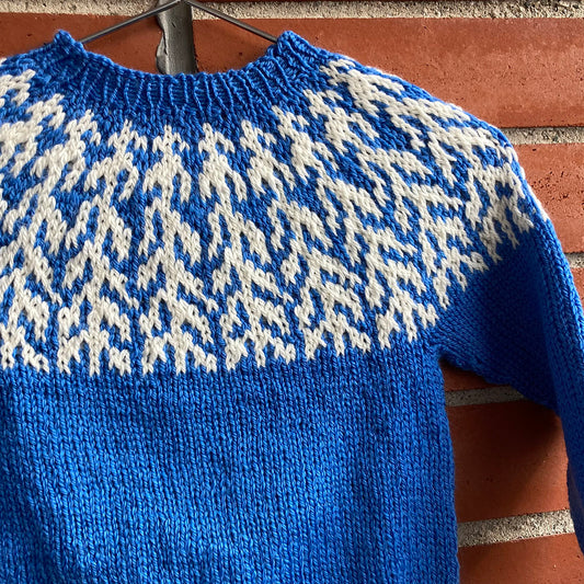 Korpikuuset-kaarrokeneule lapselle, ohjaväri sininen ja kuvioväri valkoinen