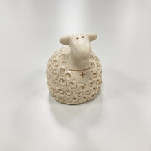 Lataa kuva Galleria-katseluun, Savi-jonttu ceramics rippi-lammas keskikoko - Taito Lappi - Taito Shop Rovaniemi
