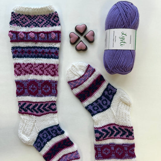 Ystävänauha-sukat, lankakerä ja suklaata